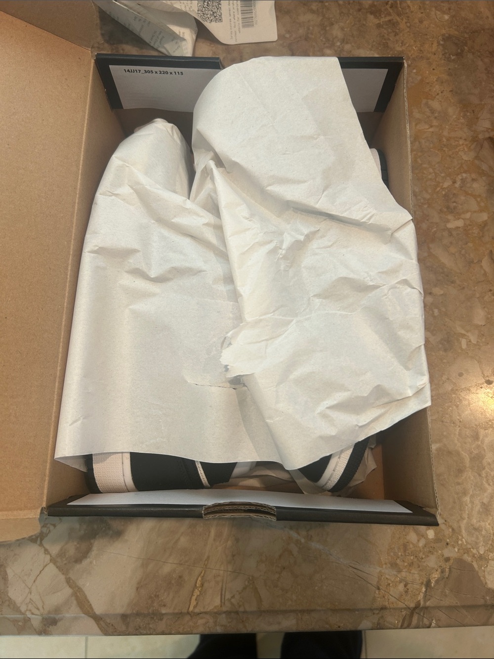 Brand New in box never worn Nike Air Jordan 1 Mid GS size 7 Youth = women 8.5 - Picture 3 of 12